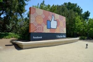 bord van facebook met tekst 1 Hacker Way