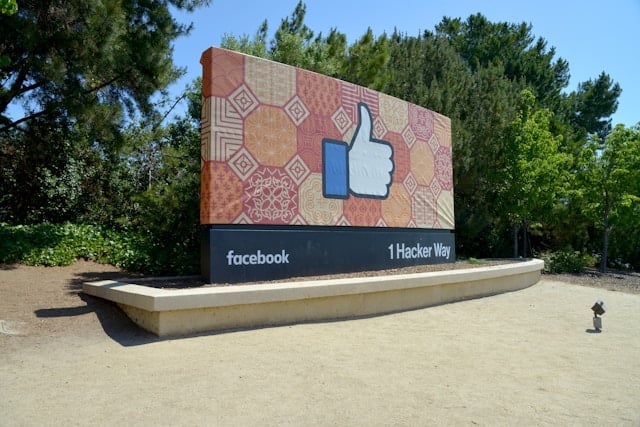 bord van facebook met tekst 1 Hacker Way