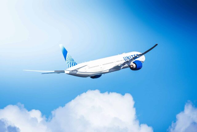vliegtuig van united airlines vlieg boven de wolken
