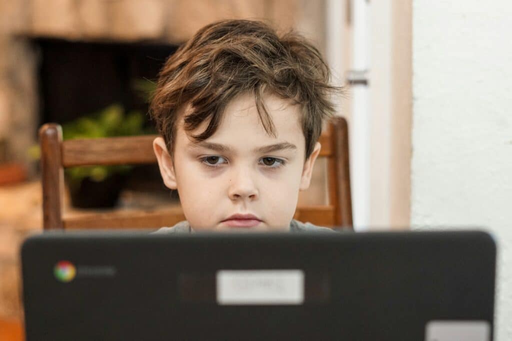 Jongen achter laptop